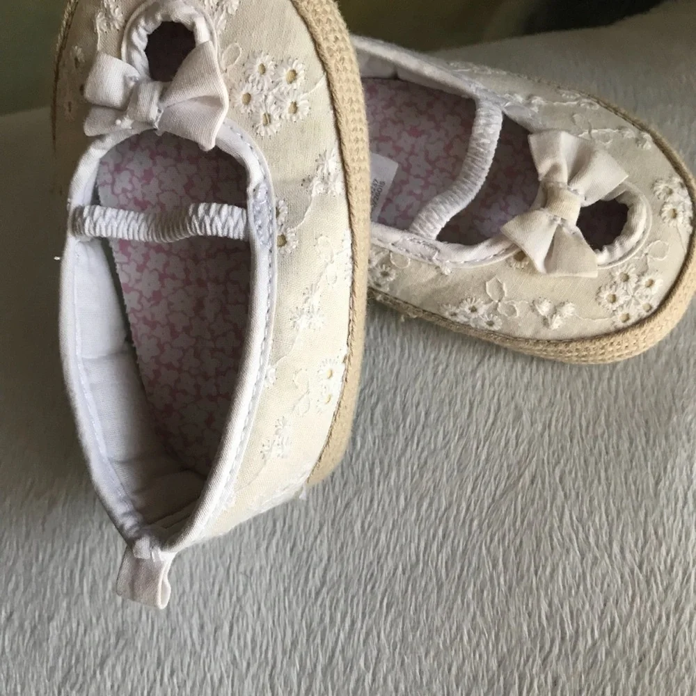 Adorable Baby Girl Bow Eyelet shoes